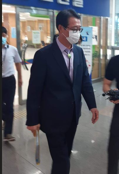 박우량 신안군수가 4일 오전 영장실질심사를 받기 위해 광주지법 목포지원 법정으로 향하고 있다